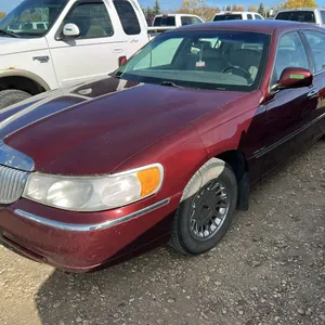 2000 Lincoln Carlier Town Car, 4.6L, 320,218km, Weak Battery, Red, *VIN 1LNHM83W8YY815397 (P10-R2-W-S199)