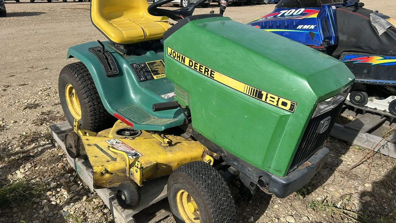 John Deere 180 Lawnmower (P10-R1-S2321)