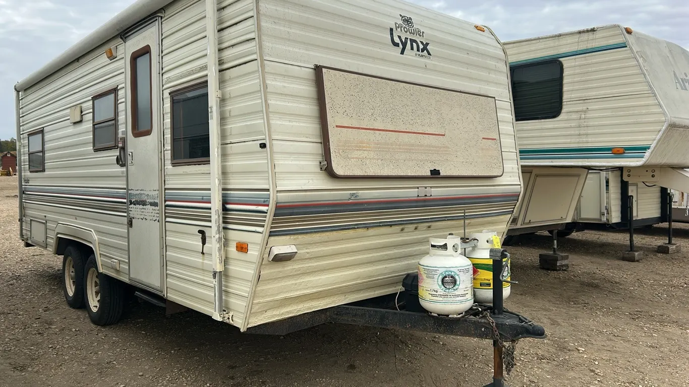 1990 Fleetwood Prowler Travel Trailer, White, *VIN 1EC1H2224L1550110 (P10-R3-S376)
