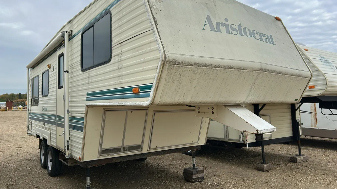 1995 General Coach Artistocrat 23' Travel Trailer, White, *VIN 2GLBC52J6S7009809 (P10-R3-S2330)