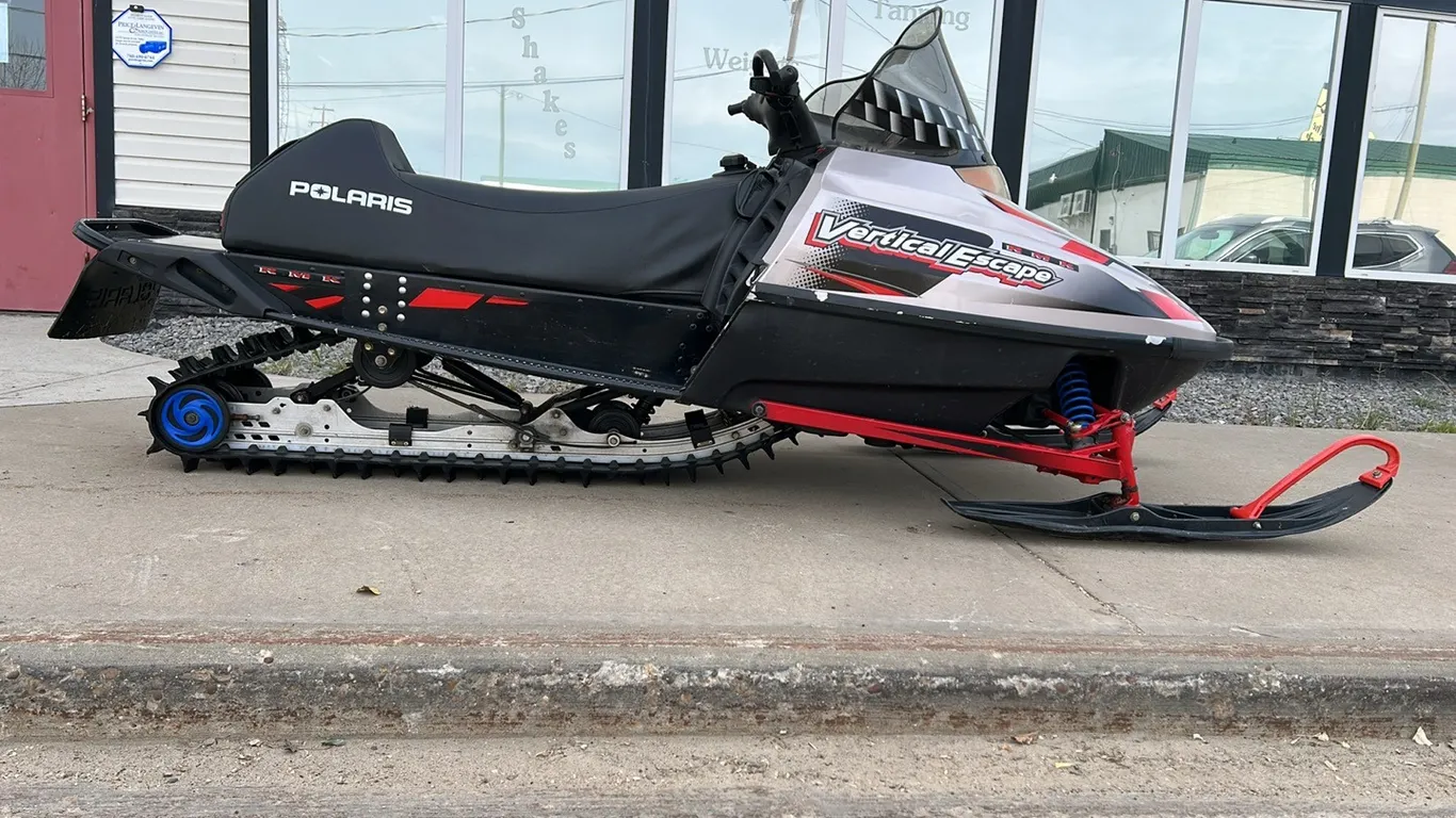 1999 Polaris RMK 700 Snowmobile, 4147km, Black/Silver, *VIN 4XASR7AS7XB020212 (P3-R4FL-S1998)