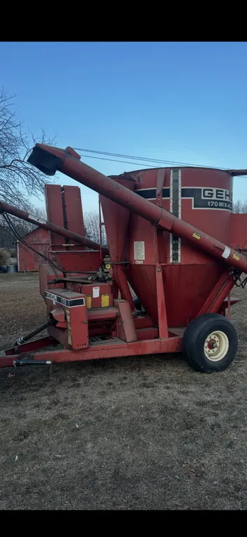 Gehl 170 Mix Mill, Square Bale Feed, Unload & Fill Augers, Works & Runs Great - See Video, S/N MX1706749, PTO in SCA (P10-R4-E-S172)