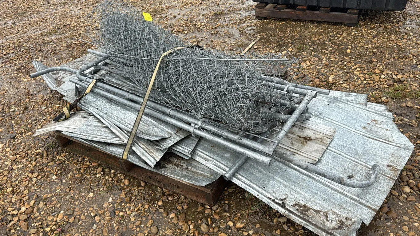 Chainlink Dog Kennel & Assorted Tin Roofing (P10-R8-E-S2339)