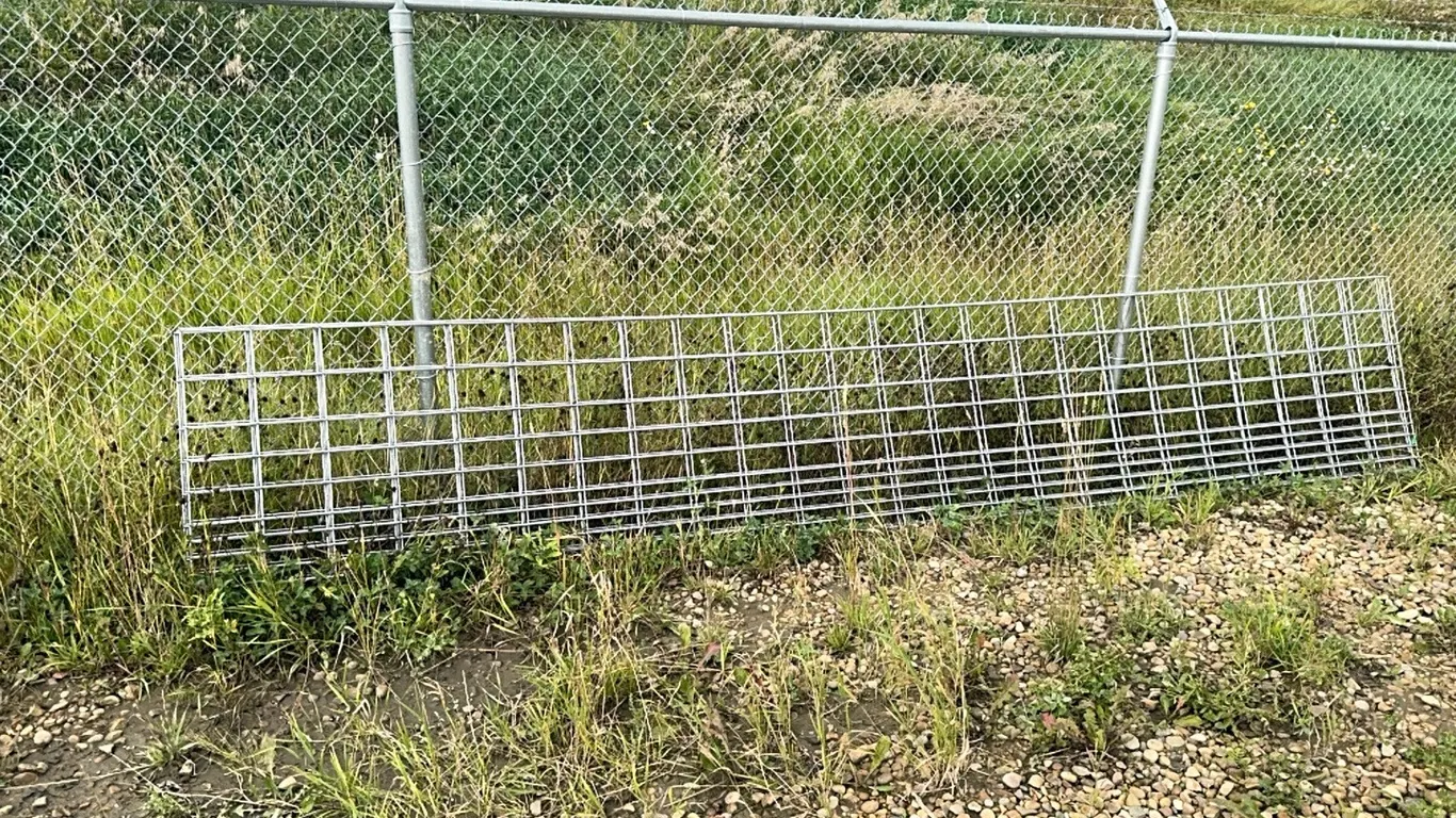 4 Hog Mesh Panels Approx 16' Each (P10-NF-W-S275)