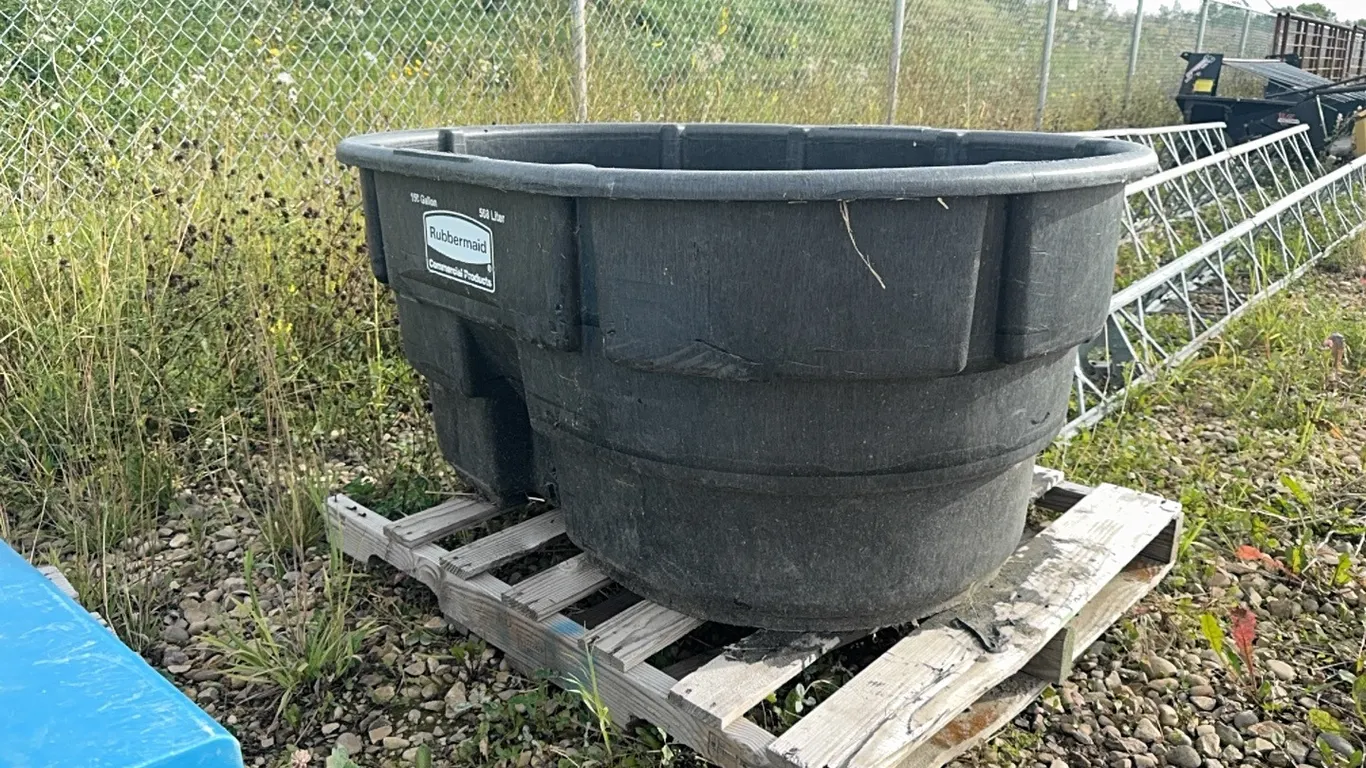 150 Gallon Rubbermaid Tub (P10-NF-6-S275)