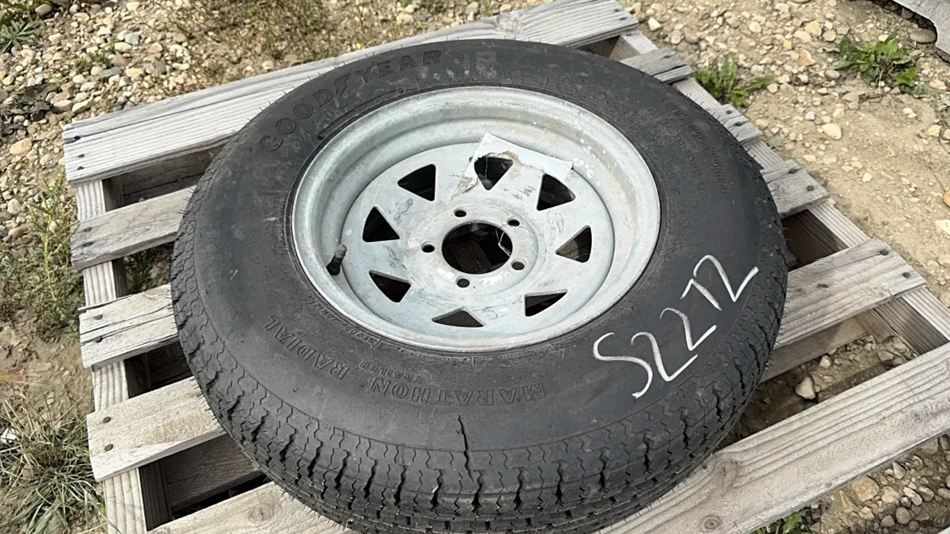 1 Trailer Tire on Rim ST205/75 R14, Marked 16 (P10-R10-W-S2272)