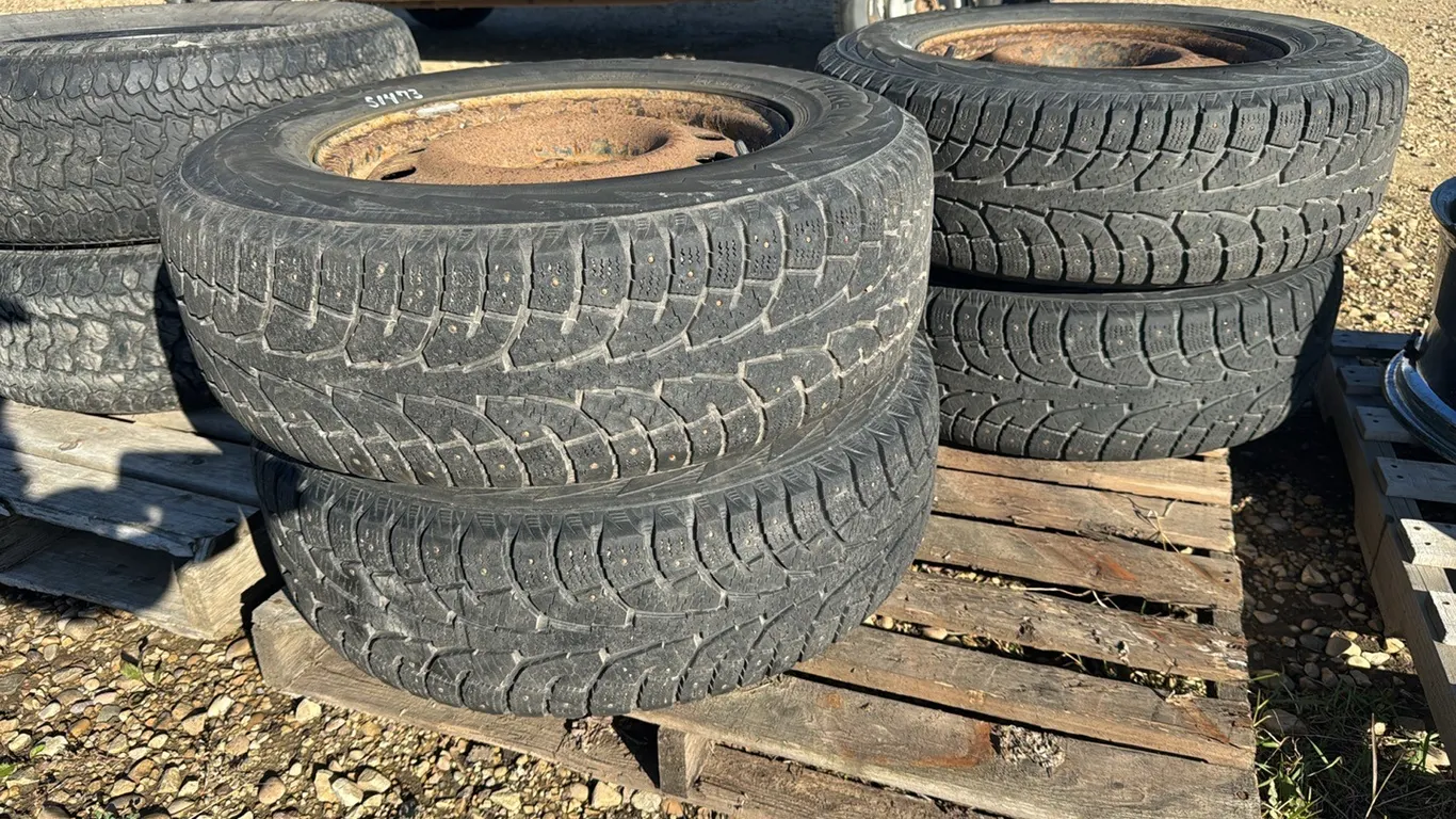 4 Studded Hankook Tires on Rims 245/70 R17 (P10-R10-E-S1473)