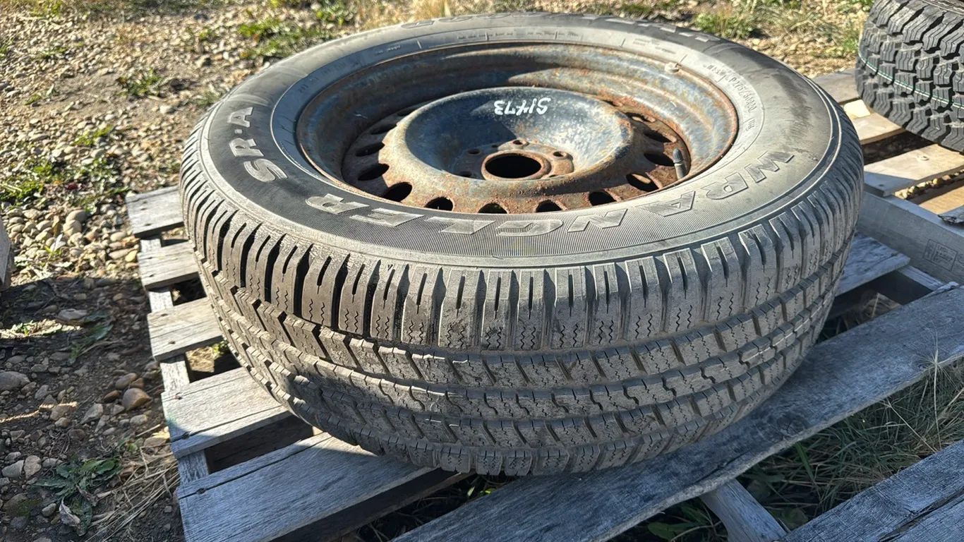 275/60 R20 Wrangler Tire on Rim, Seller States New (P10-R10-S1473)