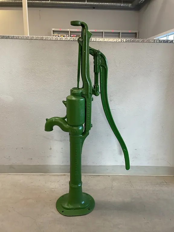 Vintage Well Hand Pump, Green (P3-R3FL-S663)