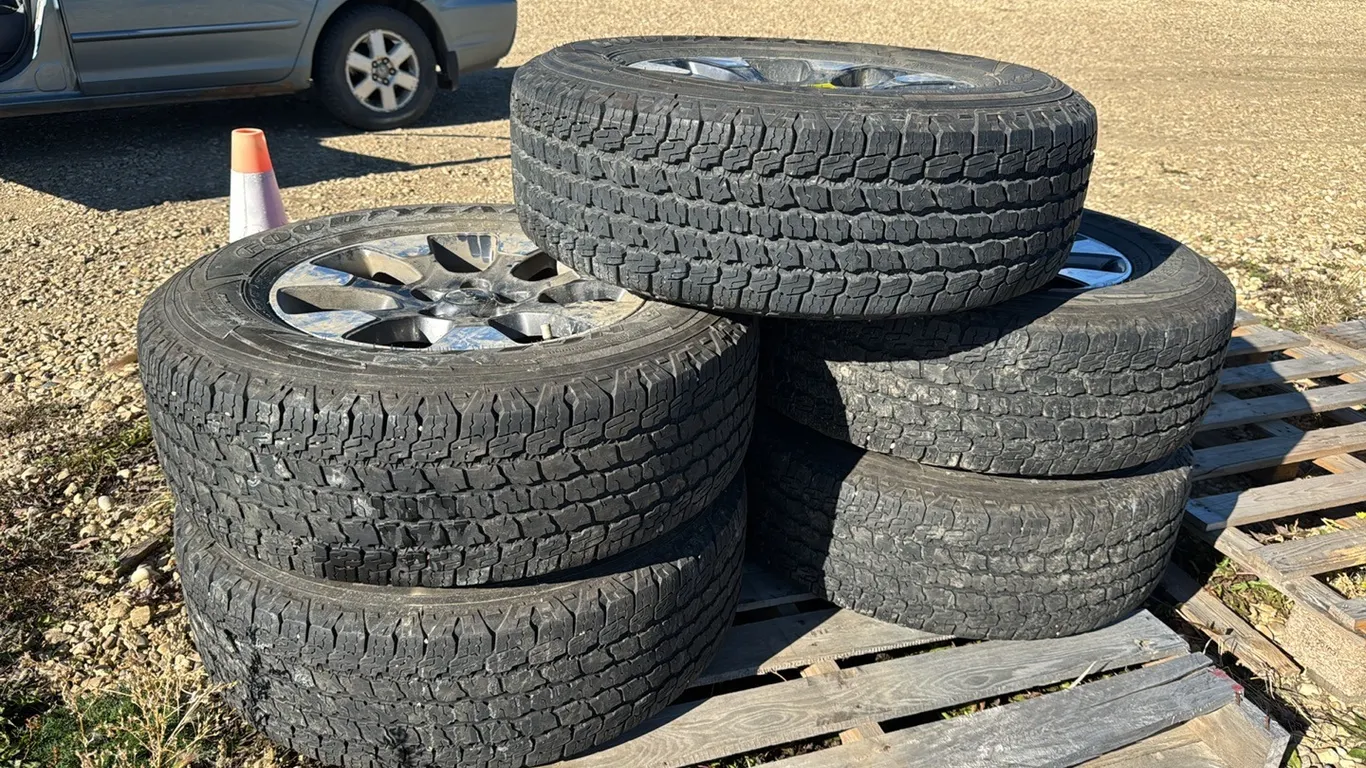 5 Jeep Rims & Tires 255/70R18 (P10-R10-W-S84)
