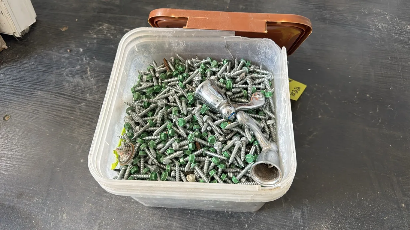 Pail of Sheet Metal Screws for Tin Roof (P10-SCB-S2289)