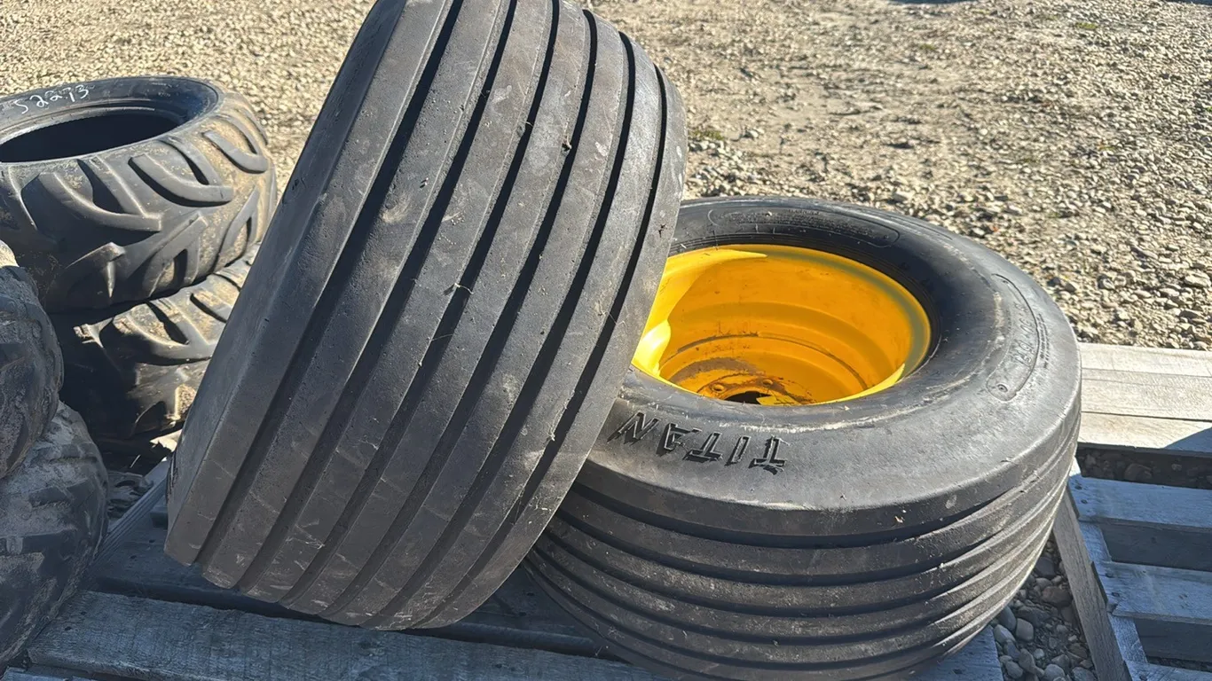 2 Tires13.50-15 on Rims (P10-R10-W-S2273)