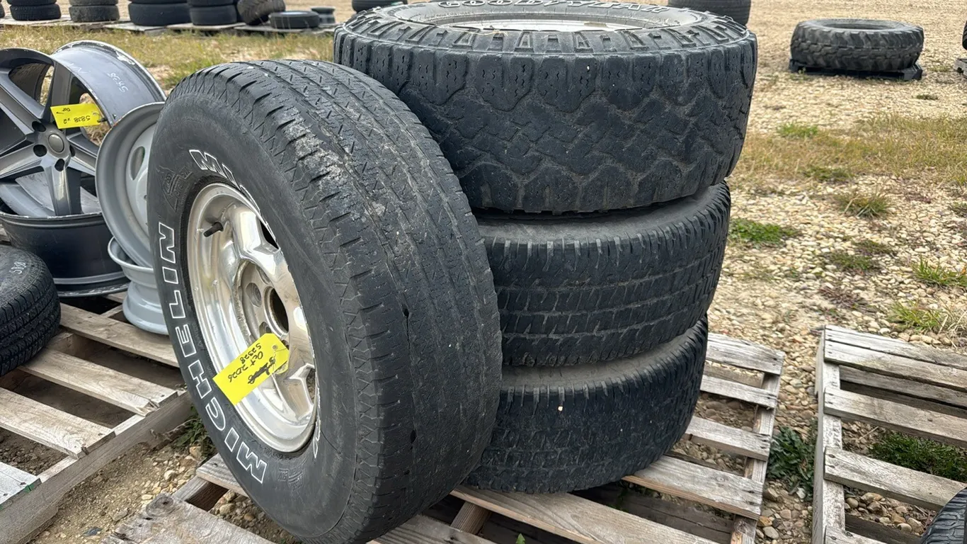 4 Qty Tires 265/75R16 on Rims off 2002 GMC Sierra (P10-R10-E-S2328)