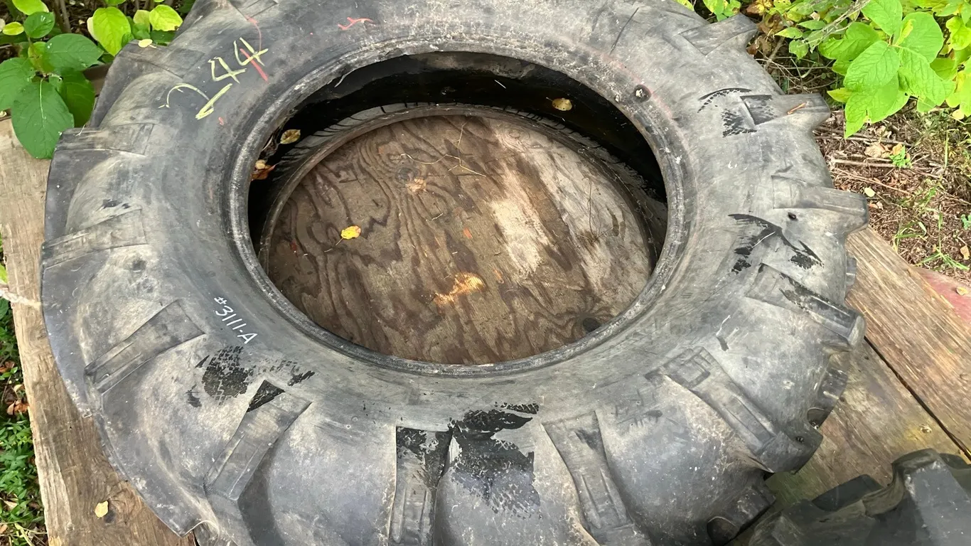14 - 28 Tractor Tire (P10-R10-S285)