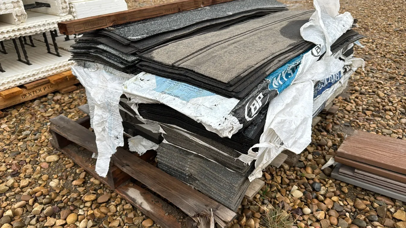 Pallet of Assorted Shingles and Ridge Cap Shingles 14 Bundles, Lot # 7 (P10-R5-W-S1148)