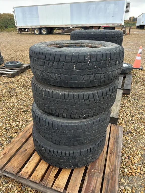 Qty 4 Tires on Steel Rims off F150 255/70 R18 (P10-R10-B-S1508)