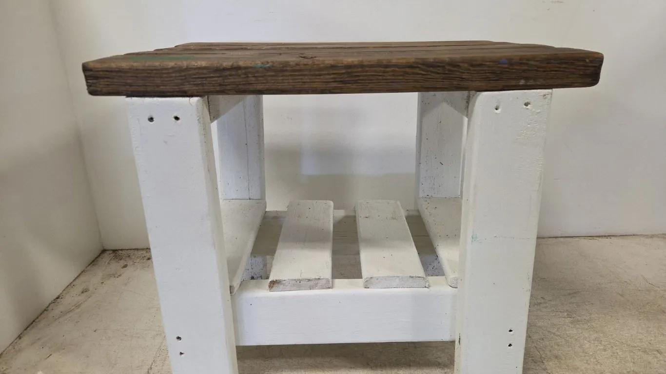 Small Entry Bench (P9-B-S25)
