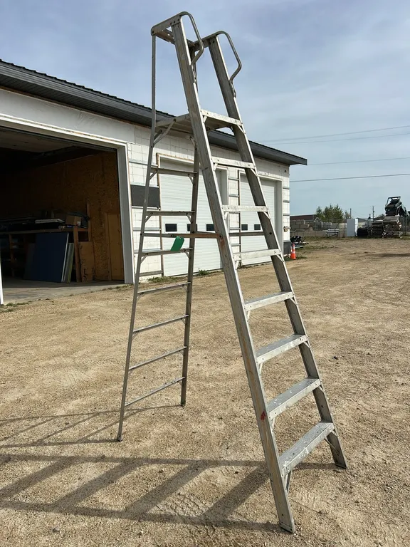 10' Aluminum Step Ladder Platform Style, Item 125 (P9-Out-H-S11)