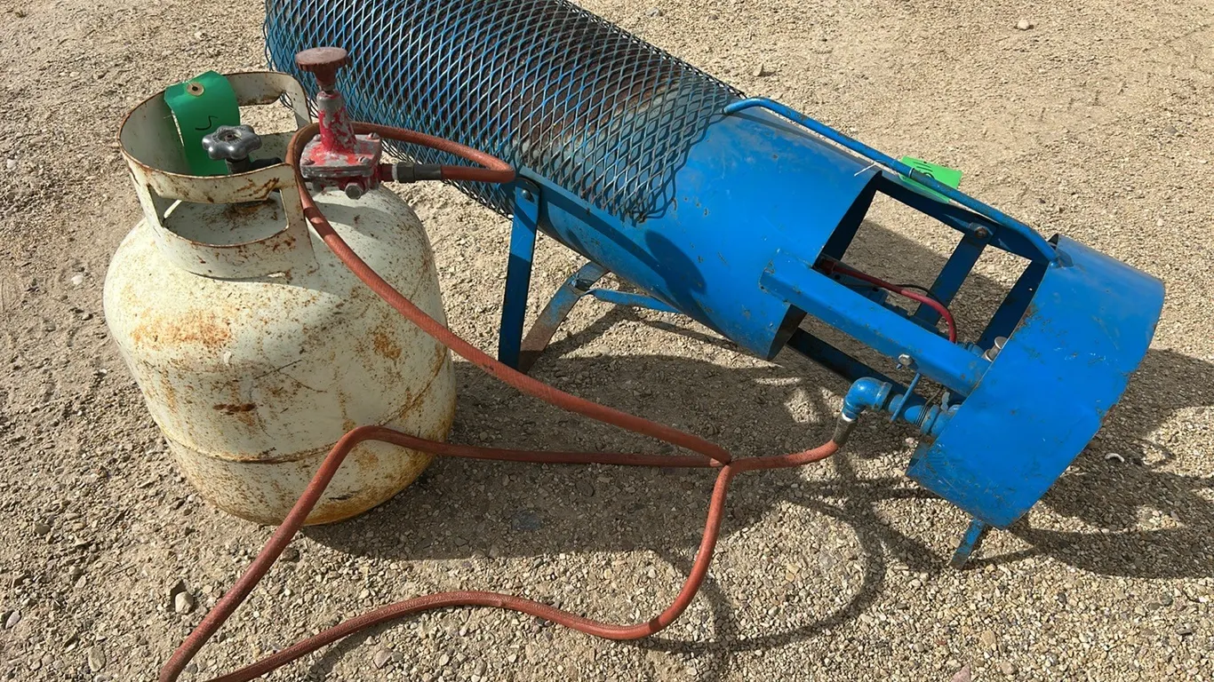 Propane Heater with Propane Tank and Hose, Item 30 (P9-Out-M-S11)
