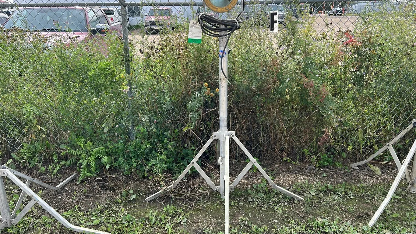 Portable Explosion Proof Industrial Work Light, Mounted on Stand with EXP Plug, Works as Per Seller, Item 121 (P9-Out-G-S11)