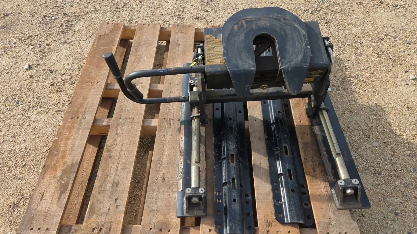 Curt R16 16,000lb 5th Wheel Roller w/ Rails, Marked 3 (P9-Out-M-S2031)
