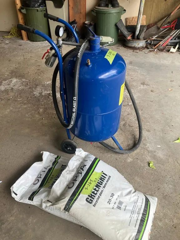 Sand Blaster c/w 2 Bags of Blasting Sand (P9-FL-S285)