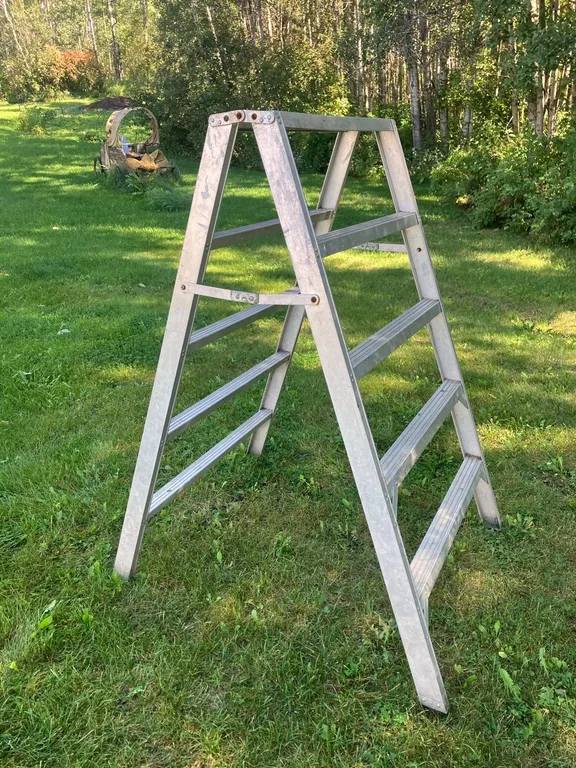 Sturdy Aluminum Step Saw Horse, 5’ (P9-Out-G-S285)