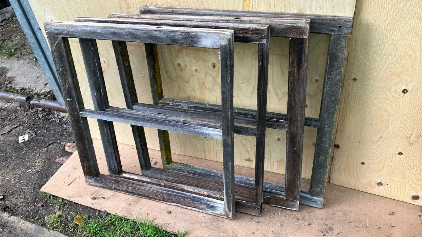 4 Vintage Farmhouse Window Frames (P9-Out-I-S285)