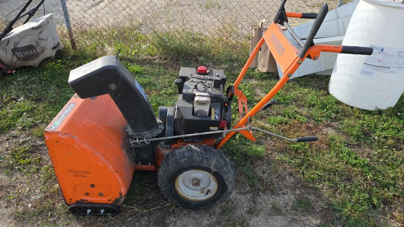 Colombian 10-28 Snowblower, Seller States Everything Works (P9-Out-B-S2314)