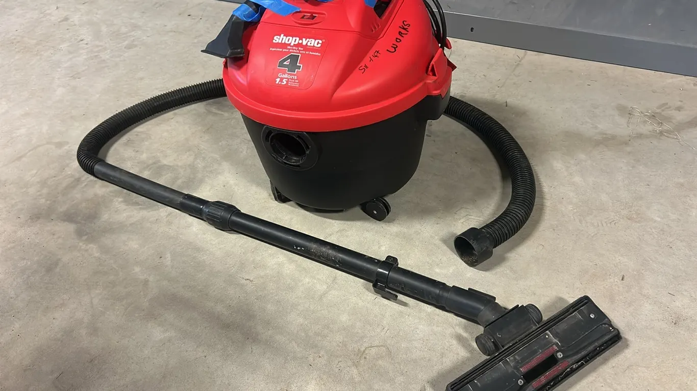 Shop Vac Wet/Dry 4 Gallon, Works as Per Seller, Marked 147 (P9-L-S11)