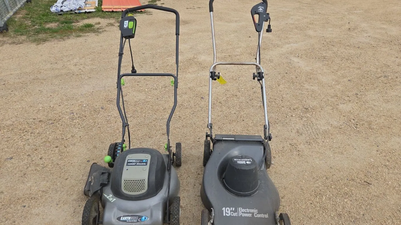 2 Electric Lawn Mowers, Black & Decker Lawn Force & Earthwise (P9-Out-A-S1248)