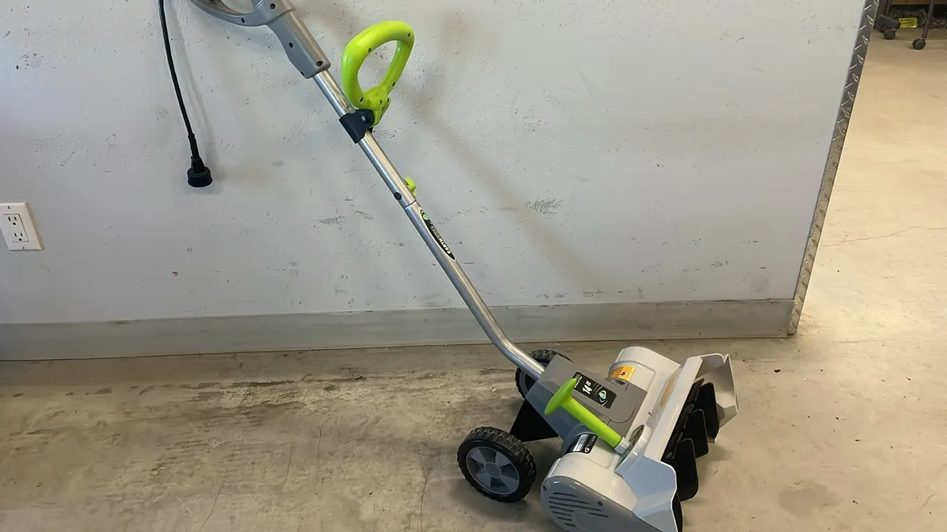 Electric Earthwise 14” Sidewalk Snow Thrower (P2-CRFL-S843)
