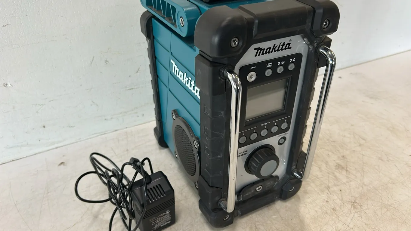 Makita Job Site Radio and Charger (P2-WWS3-S2130)