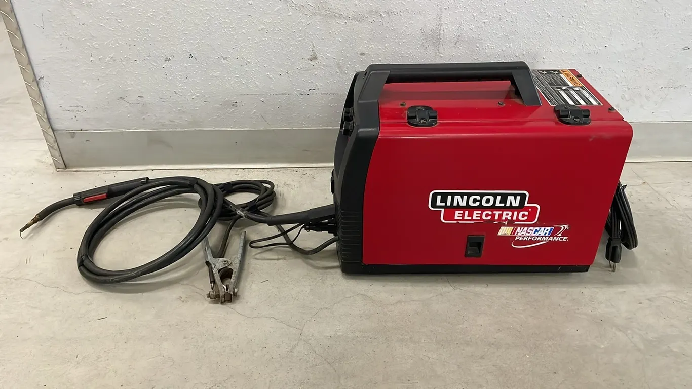 Lincoln Electric Core Pack 125 Flux Core Wire Welder, Works As Per Seller (P2-SWFL-S2356)