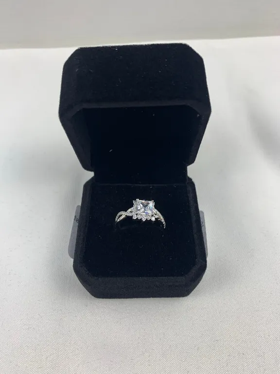 New 925S 1.0ct Princess Cut Simulated Diamond (CZ) Halo Twist Ring, Size 7, Mounted in 925 Sterling Silver with White Gold Overlay, Marked 12 (P6-S19