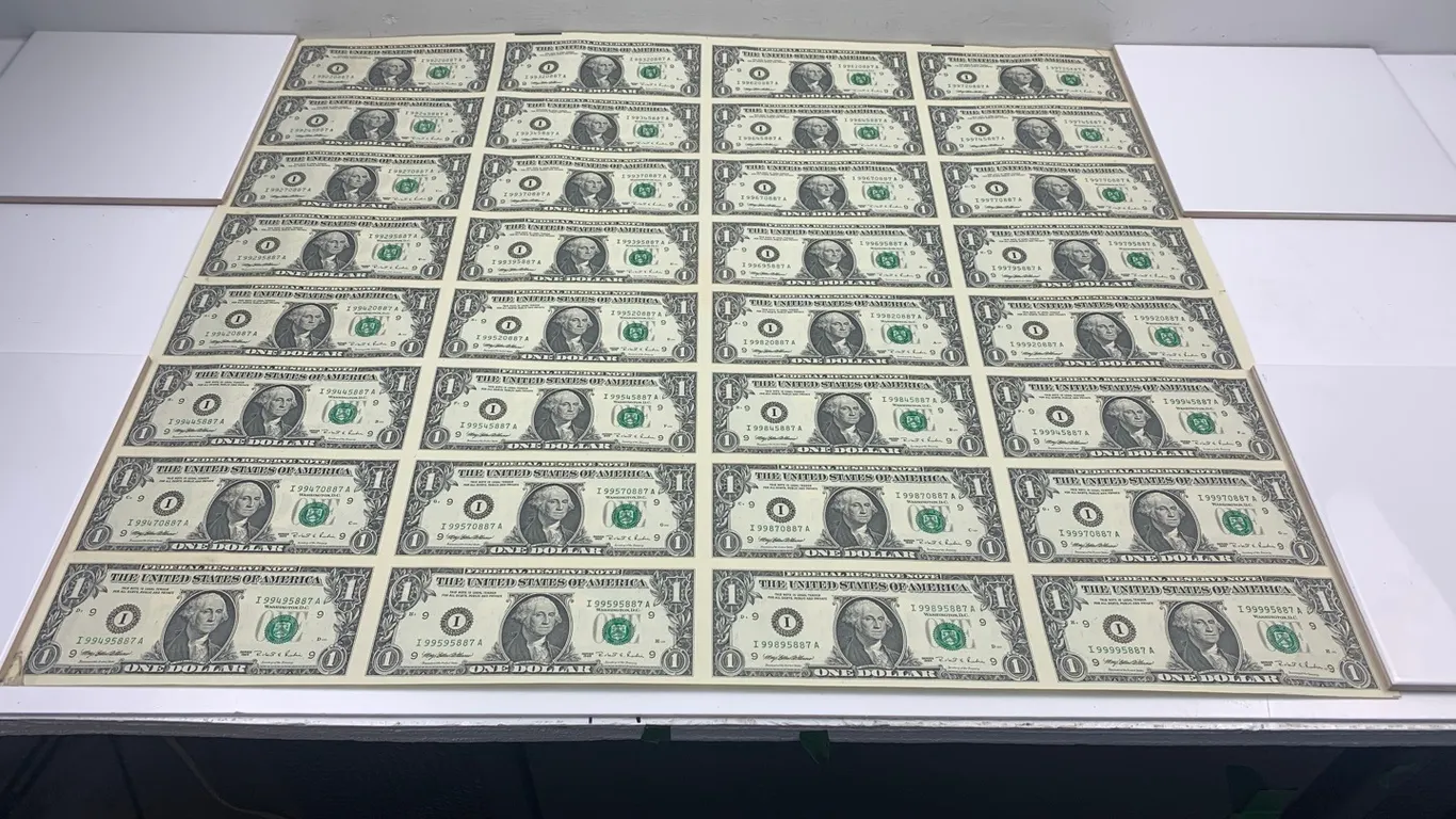 US 1995 $1.00 Paper Bill Sheet of 32 Bills, Uncirculated and Uncut (P6-S49)