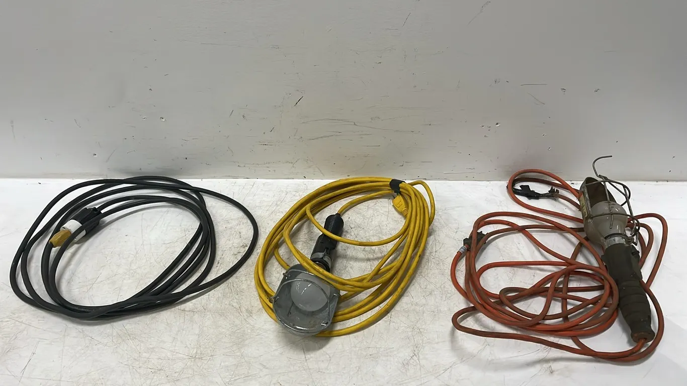 Small Extension Cord and 2 Trouble Lights, Works As Per Seller, Marked 45 (P3-WWS8-S11)