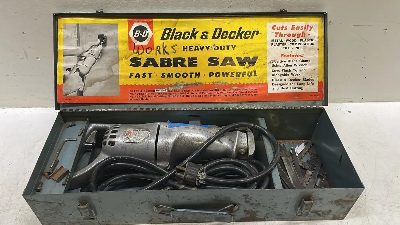 Black & Decker Sabre Saw Kit, Model 743, Works As Per Seller, Marked 83 (P3-WWT2-S11)