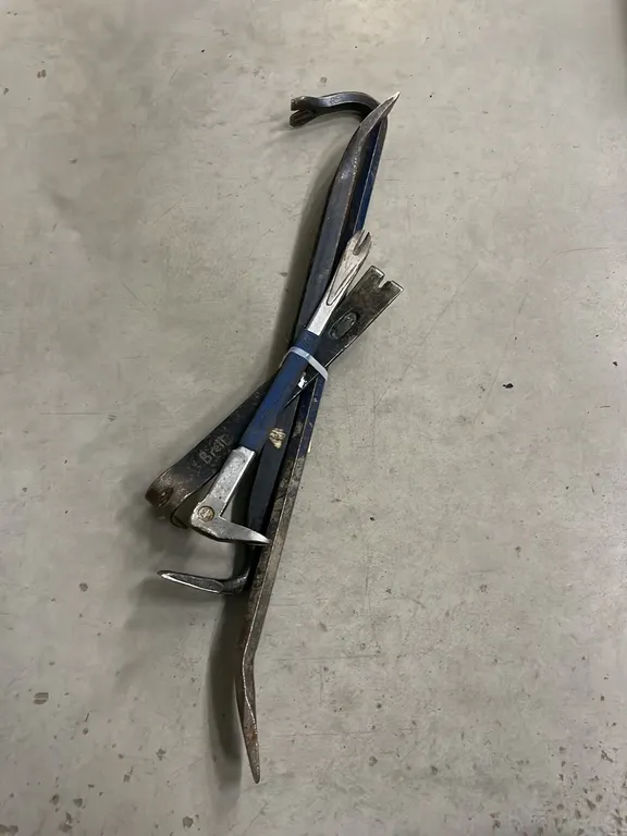 4 Various Prybars, Includes Eastwing Brand (P3-R1T5-S483)