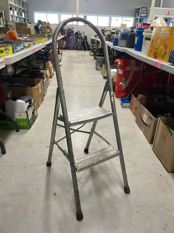 Aluminum 2 Step Stepladder, Item #44 (P3-R1T6-S483)