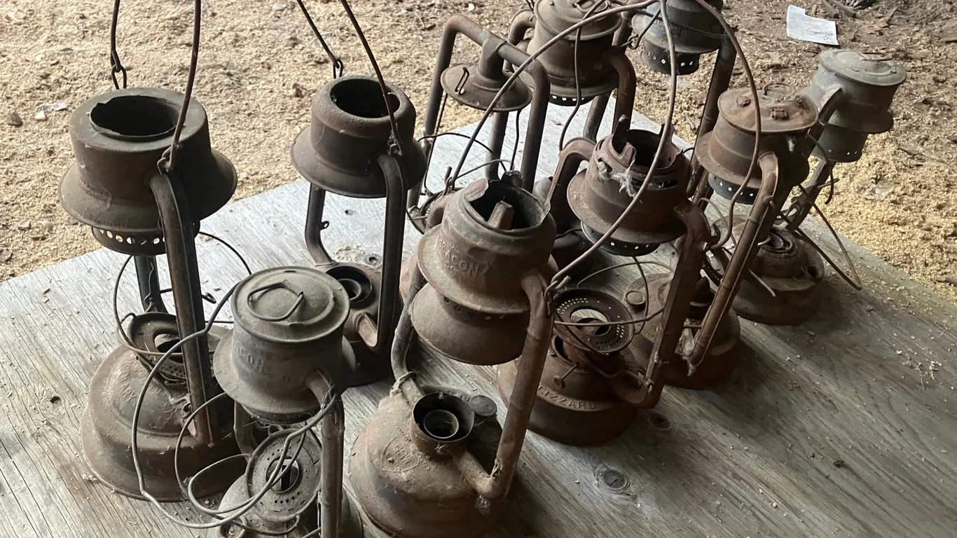 10 Vintage Kerosene Lamps, Parts Missing, For Decor Only (P3-SWT1-S285)