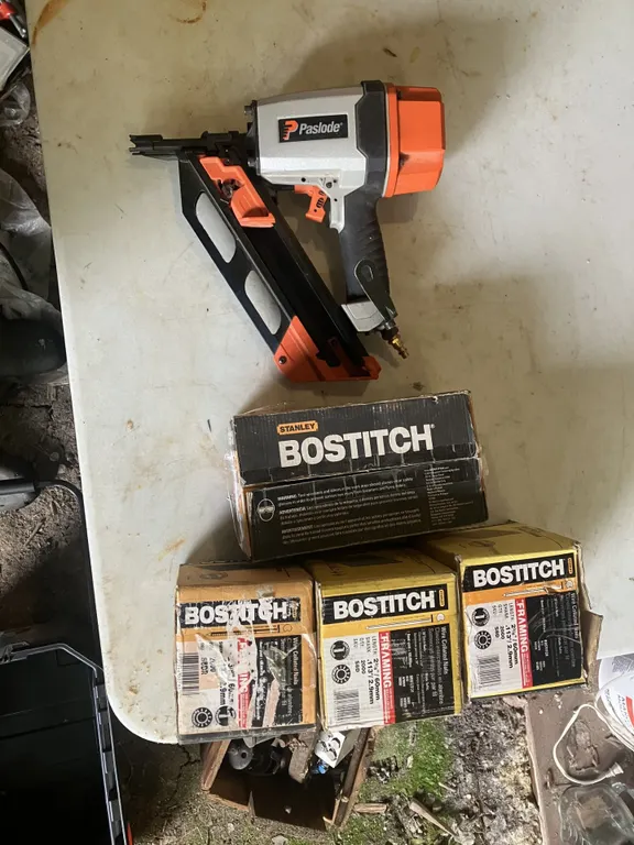 Paslode Nailer,Llike New c/w 3 1/2 Boxes of Nails (P3-R2T3-S285)