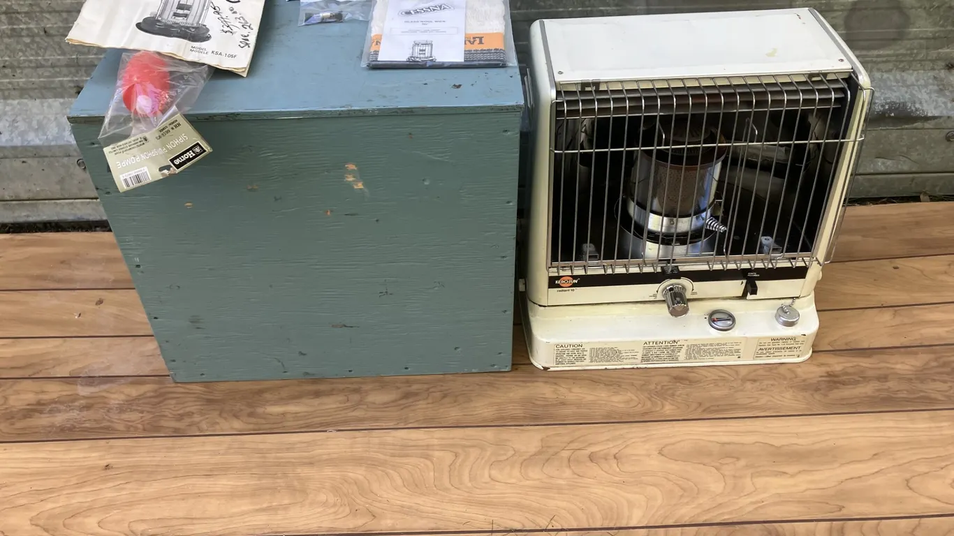 Toyoset 10,000 BTU Kerosene Heater c/w Extra Wick, Ignition Plug, Siphon Pump and Case, Used Very Little (P2-SWT3-S285)