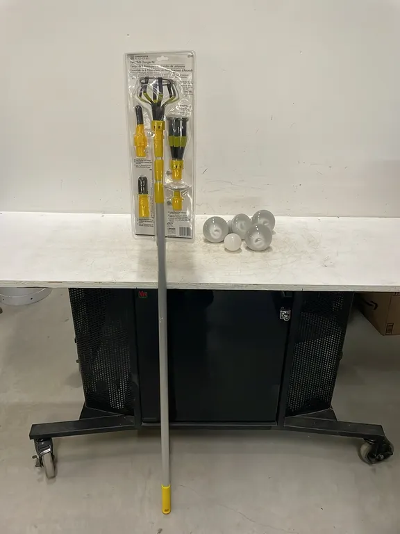 Light Bulb Changer Set with Various Bulbs As Per Pictures (P3-R2T3-S188)