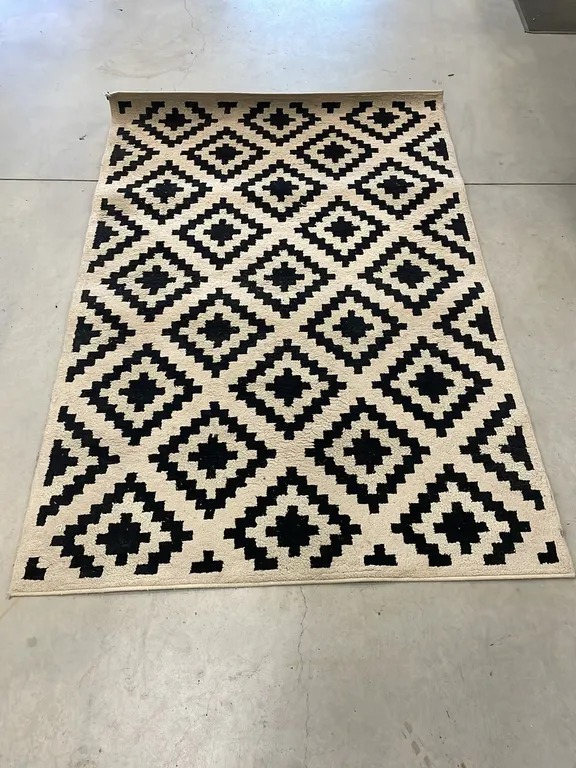 Rug, 63” x 90”, Item #21 (P3-R3T1-S2300)