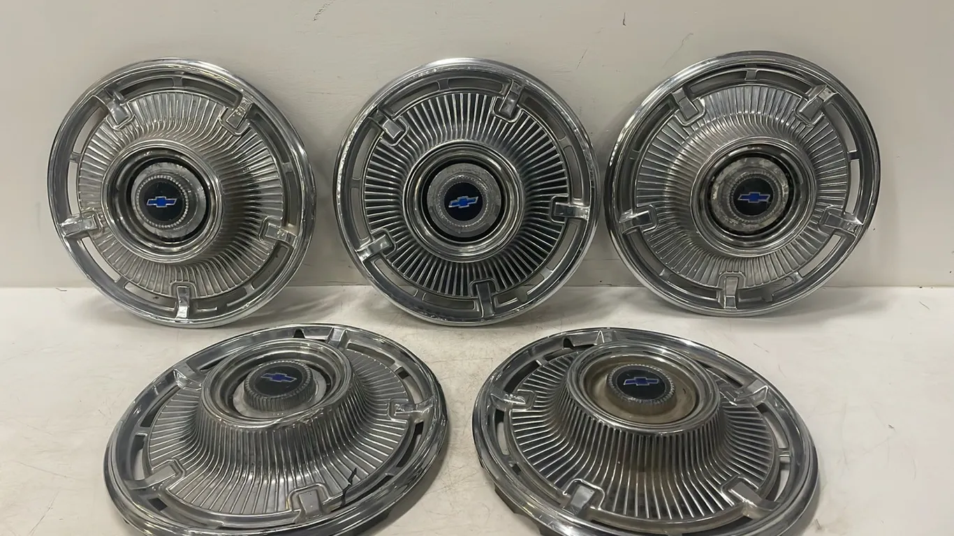 5 Vintage Chev Hub Caps (P3-SWS3-S1999)