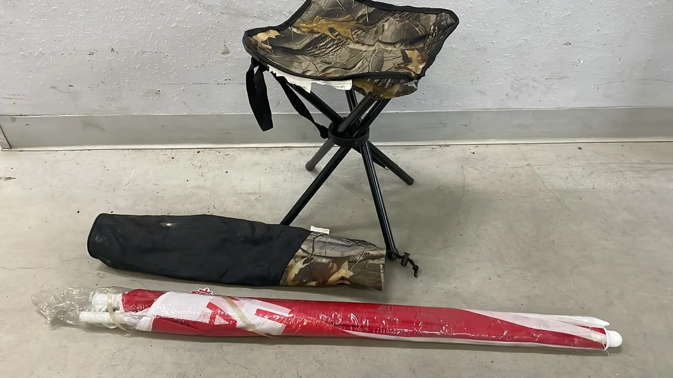 Small Camouflage Stool and Beach Umbrella (P3-R2T9-S2095)