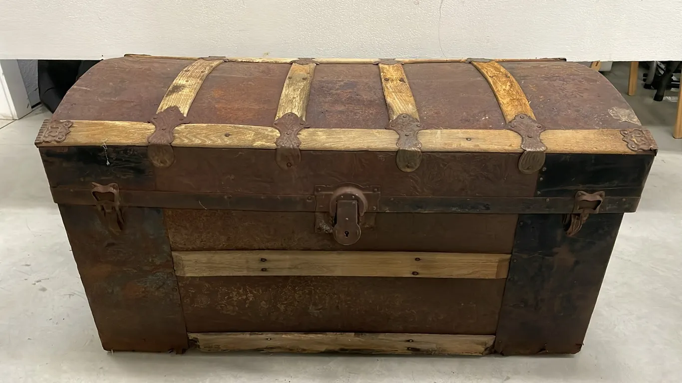 Vintage Trunk (P3-R2FL-S2320)