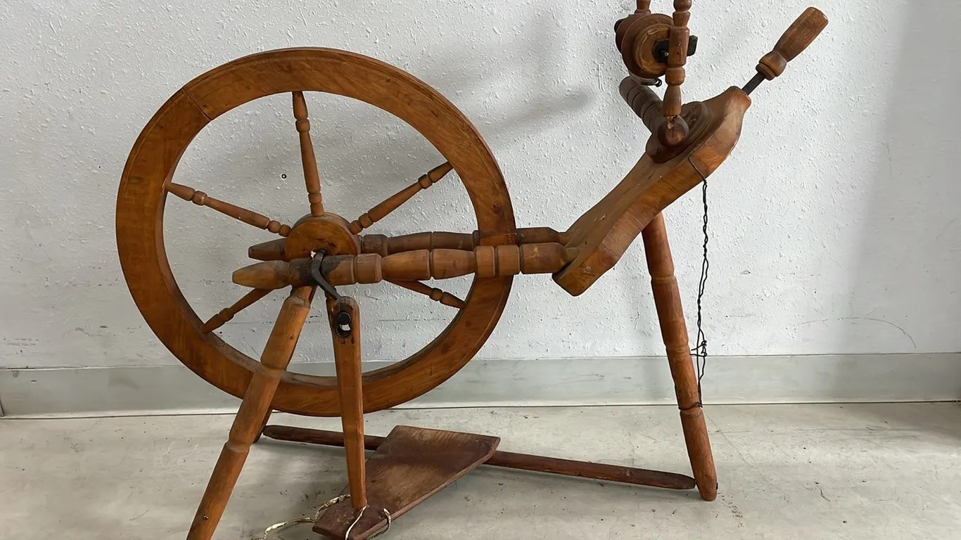 Antique Spinning Wheel (P3-R3FL-S1248)
