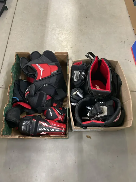 Kids Hockey Equipment, Fits Ages 7-9, Lightly Used As Per Seller (P3-R3T4-S2042)